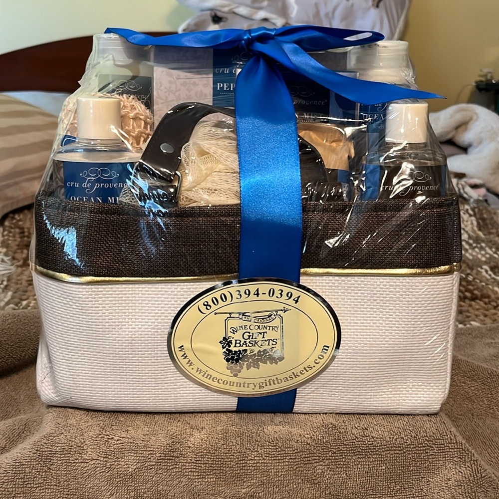 Spa gift basket Ocean Mist scent reusable cloth basket 10 items in basket NEW